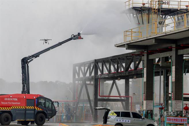 「111年桃园市全民防卫动员暨灾害防救（民安8号）演习」桃园炼油厂举行，演习首度加入战时情况的灾害抢救作为。图为油管失火消防演练。（陈麒全摄）