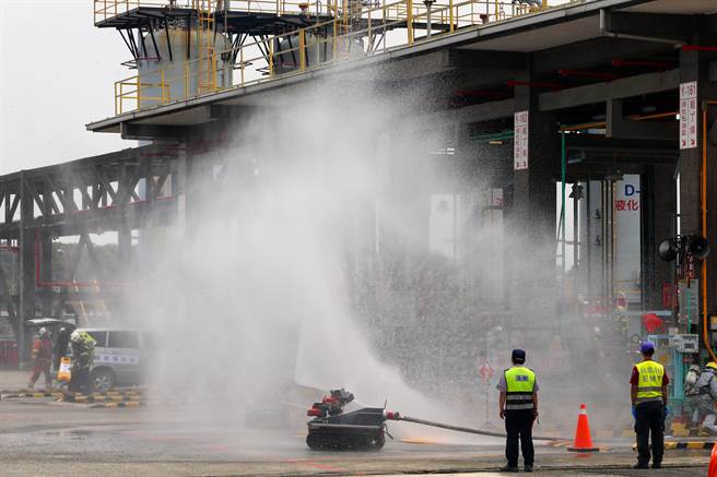 「111年桃园市全民防卫动员暨灾害防救（民安8号）演习」桃园炼油厂举行，演习首度加入战时情况的灾害抢救作为。图为新型无人遥控消防喷水机。（陈麒全摄）