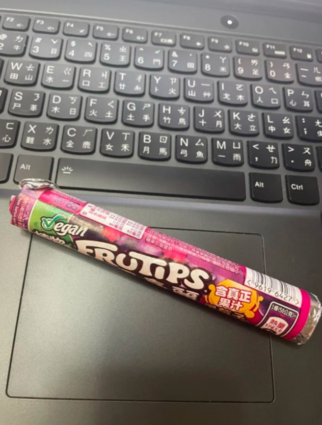 许多网友说明黑嘉丽软糖如今已经不再使用明胶，可能因此导致口感变化。（图／翻摄自Dcard）