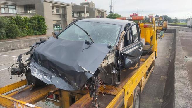   国道3号北上竹南路段23日下午发生轿车自撞护栏事故，肇事车辆引擎、轮胎都喷飞脱落，警方初步调查，疑为驾驶操作不当酿祸。（图/ 中央社）