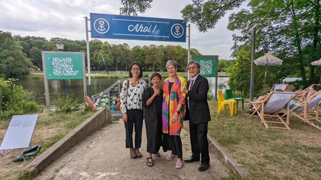 台湾艺术家张恩满（左2）与德国卡塞尔文件展总监Sabine Schormann（右2）、驻德国代表谢志伟（右）等人在作品「蜗牛的漂浮系统」前合影。（图/ 中央社）