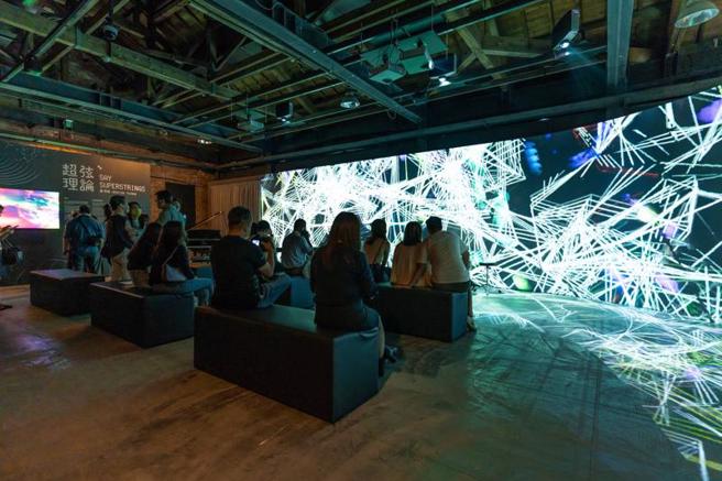 「超弦理论」核心思想为世界所有物质皆由振动的超微弦组成，来自土耳其的AI艺术团队Ouchhh运用「超弦理论」，採集演奏者的脑电波数据，生成台湾民谣「望春风」、「丢丢铜仔」及「雨夜花」专属视觉图像。（图/ 中央社）
