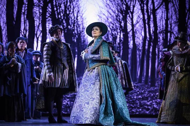 卫武营国家艺术文化中心宣告下半年节目活动，其中旗舰歌剧「唐卡洛」由卫武营与比利时列日皇家剧院跨国合作，不仅以4百多套古装、1000多套配件精心打造服装细节，透过舞台设计忠实呈现乐谱中指涉的场景，重现西班牙菲利普二世的帝国时光。（图/ 中央社）
