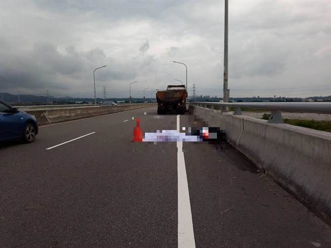 苗栗義里大橋稍早發生一起死亡車禍。（翻攝照片／李京昇苗栗傳真）