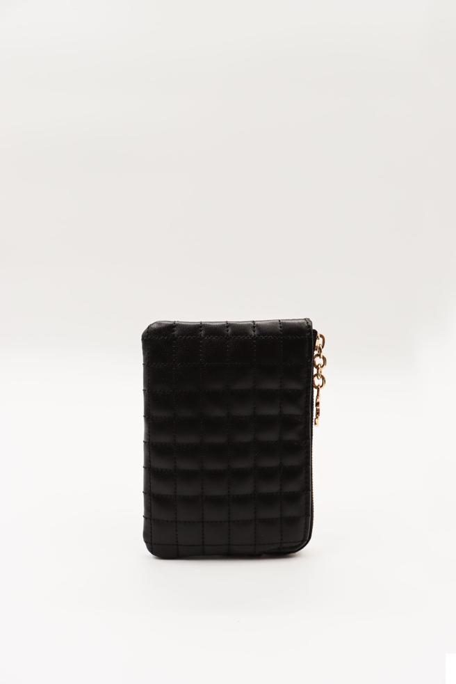 义大Outlet Mall中LUXURY MALL的CELINE C Charm 绗缝零钱包，原价1万3800元，E-DA价3900元。（义大Outlet Mall提供）