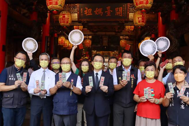 嘉义县新港奉天宫跨界合作再一创举，首次与隐形眼镜代工大厂优你康光学、宝岛眼镜合作，推出限量版妈祖、虎爷隐形眼镜礼盒组，希望能共同传承台湾宗教文化。（吕妍庭摄）