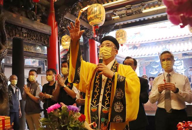 嘉义县新港奉天宫跨界合作再一创举，首次与隐形眼镜代工大厂优你康光学、宝岛眼镜合作，推出限量版妈祖、虎爷隐形眼镜礼盒组，今举行过炉祈福仪式。（吕妍庭摄）