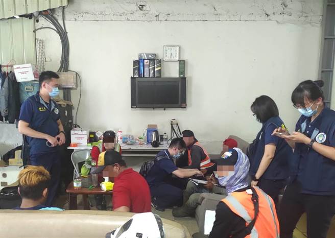 移民署南區事務大隊嘉義縣專勤隊昨在嘉義縣中埔鄉1處移工宿舍外查獲7名非法移工。（嘉義縣專勤隊提供∕呂妍庭嘉義傳真）