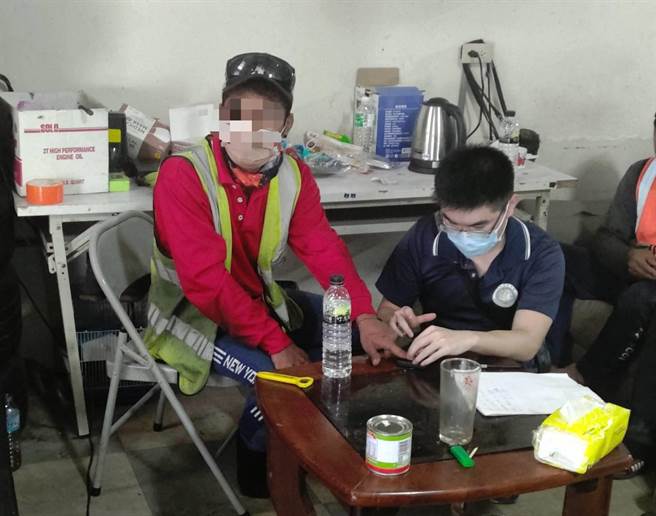 移民署南區事務大隊嘉義縣專勤隊昨在嘉義縣中埔鄉1處移工宿舍外查獲7名非法移工。（嘉義縣專勤隊提供∕呂妍庭嘉義傳真）