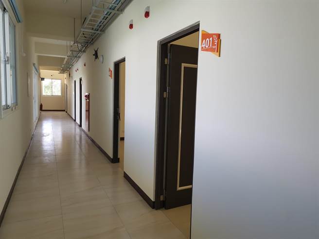 農水署臺灣嘉南瑠公國際農業旱作灌溉試驗教育中心大樓已於3月完工驗收，有20間套房宿舍。（劉秀芬攝）