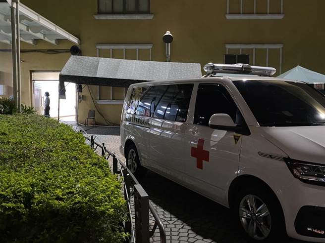 海军一架S-70C反潜直升机22日下午训练时重摔落地，导致4名军官轻重伤。其中。伤重的机工长刘尚钧2至3度烧烫伤，面积约90至95％，国防部长邱国正今日傍晚才到左营海总为刘加油打气，但晚间传出家属放弃急救，要留最后一口气送回桃园老家，同袍列队不舍为他送行。（民眾提供／林瑞益高雄传真）