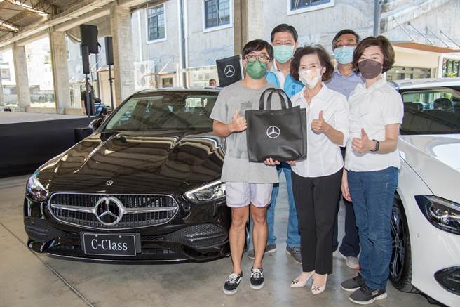 值得一提的，這次活動大獎賓士轎車得主均落宜蘭，且林姿妙分別在二次抽獎過程，特別CALL-OUT住在宜蘭礁溪黃小姐及宜蘭頭城陳先生2位幸運兒，並邀請黃小姐與賴先生帶著家人到現場來參加頒獎典禮。（宜蘭縣政府工旅處提供／吳佩蓉宜蘭傳真）