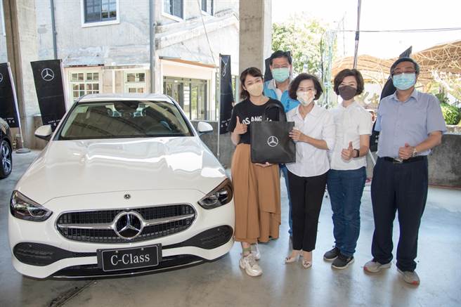 值得一提的，這次活動大獎賓士轎車得主均落宜蘭，且林姿妙分別在二次抽獎過程，特別CALL-OUT住在宜蘭礁溪黃小姐及宜蘭頭城陳先生2位幸運兒，並邀請黃小姐與賴先生帶著家人到現場來參加頒獎典禮。（宜蘭縣政府工旅處提供／吳佩蓉宜蘭傳真）