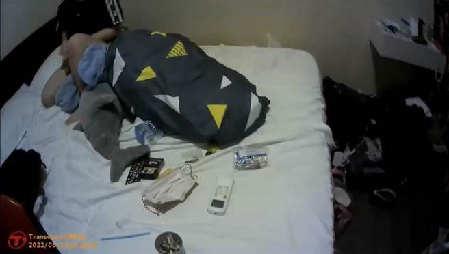 警方当场在房间床上发现吸食器及安非他命残渣袋。(翻摄照片／林郁平台北传真）