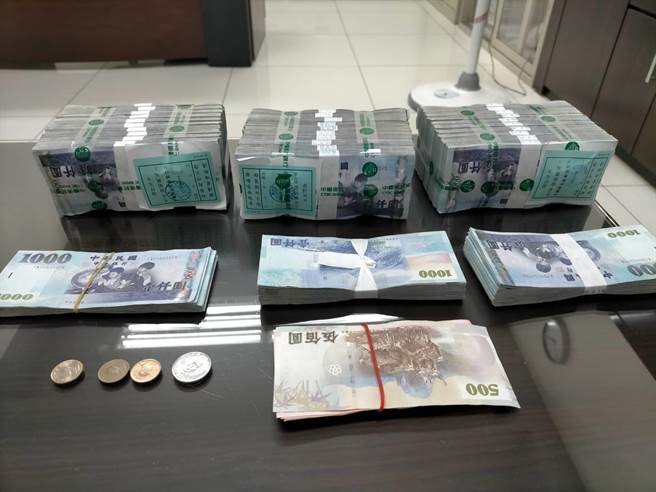警方查扣1158多万元、犯案用手机36支、笔电、大批存折及金融卡等赃证物。(翻摄照片／林郁平台北传真）