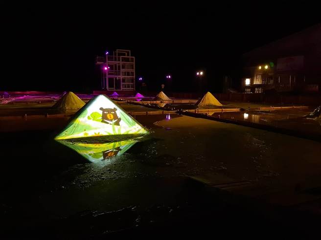 一见双雕艺术季，井仔脚瓦盘盐田光雕秀试灯抢先看。（刘秀芬摄）