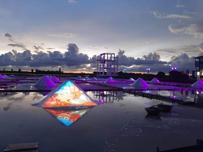 一见双雕艺术季，井仔脚瓦盘盐田光雕秀试灯抢先看。（刘秀芬摄）