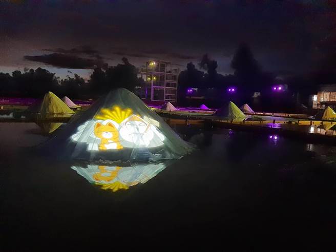 一见双雕艺术季，井仔脚瓦盘盐田光雕秀试灯抢先看。（刘秀芬摄）