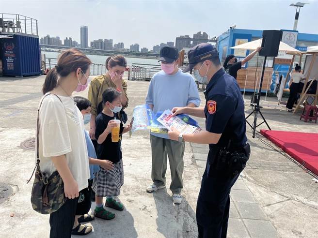 保大员警在大稻埕码头设置「机动派出所」，向民眾宣导跟骚法。(翻摄照片／林郁平台北传真）