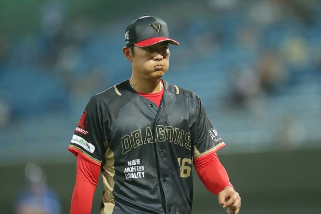 味全龙王维中23日先发6.1局失2分，拿下本季首胜。（杜宜谙摄）