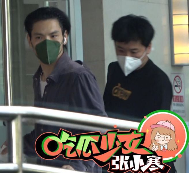 向佐23日被狗仔拍到和男助理現身北京的醫院。（圖／微博@吃瓜少女張小寒）