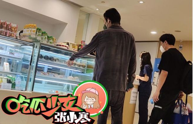 向佐23日被狗仔拍到和男助理現身北京的醫院。（圖／微博@吃瓜少女張小寒）