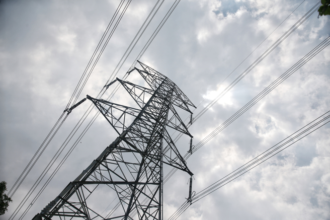 经济部即将在27日召开电价审议委员会临时会，希望在这次电价审议时，申请让调涨电价打开3％天花板限制。（杜宜谙摄）