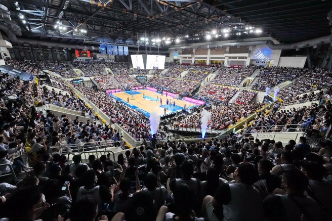 和平馆今天挤进爆满7000名球迷进场观战。(富邦勇士提供)