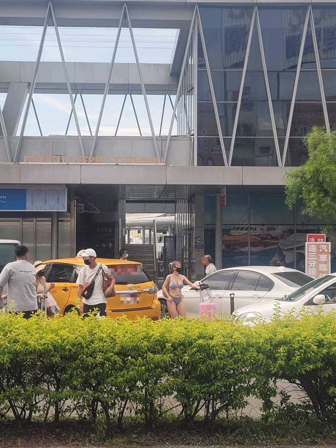 有名英文老师因为穿比基尼在路上拦车爆红，面对网友的留言，她在推特上回应了。（翻摄自脸书爆废公社公开版）