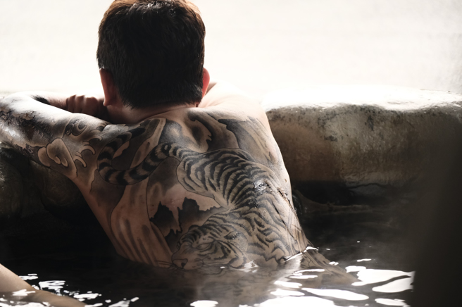 正妹在网上询问「存在＋9同志吗？」，网友认为「看过路边坐一堆喝醉的+9妹，然后就开始喇舌旁边欢呼」。（示意图/报系资料照）