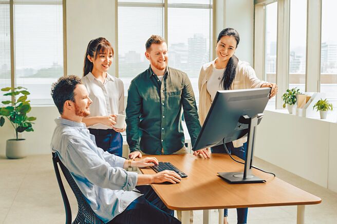 ViewSonic因應618網路購物年中盛事推出限時優惠活動，購買指定顯示器、投影機等熱銷商品有優惠；圖為顯示器。圖／業者提供