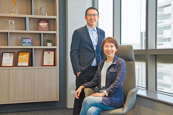 M31董座陈慧玲（前）及总经理张原熏。图／业者提供