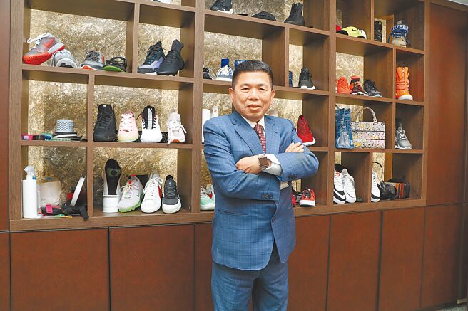 百和-KY董事长郑国烟，手上戴着Apple Watch，其表带是由百和-KY旗下子公司供货。图／刘朱松