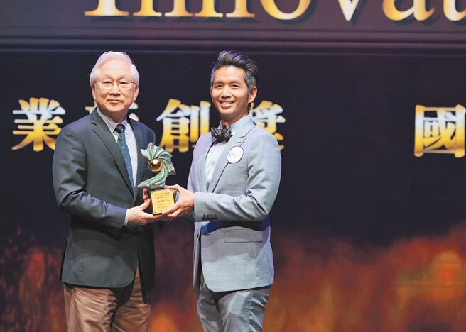科技部部长吴政忠（左）颁发国家新创奖予英缇生技执行长杨博钧（右）。图／英缇生技提供