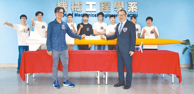阳明交大校长林奇宏（前排右）及指导老师陈竺博渊助理教授为即将出国竞赛的学生火箭团队进行授标仪式。图／阳明交大提供