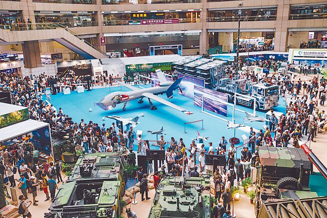 《国防法》明定「发展国防科技工业，获得武器装备，以自制为优先；学者指出我们的政策目标虽然是要国防自主，可是对于自主并没有设定明确且统一的门槛。图为「2019台北国际航太暨国防工业展」，展览吸引大批民眾参观。（本报资料照片）