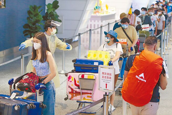 旅行业者呼吁，「登机前检附48小时PCR检验证明」制度恐形同虚设，还可能让国人因在返国前PCR检测阳性，要在国外多待10天，成为国际孤儿。图为桃园机场入境旅客排队採检。（本报资料照片）