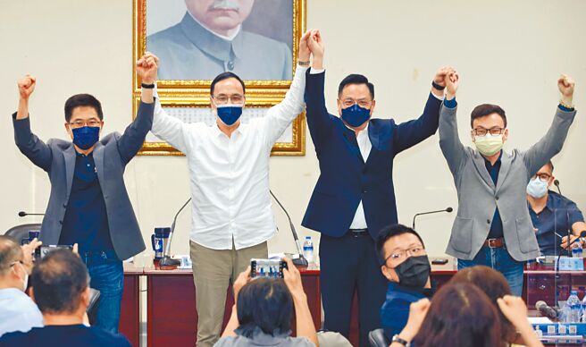 国民党中常会22日通过提名新竹市议员林耕仁（右二）参选新竹市长。（王英豪摄）