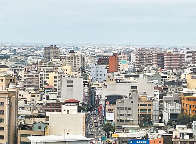 房屋税基吹起涨声，今年有13个县市要检讨房屋税基年度。（吴敏菁摄）