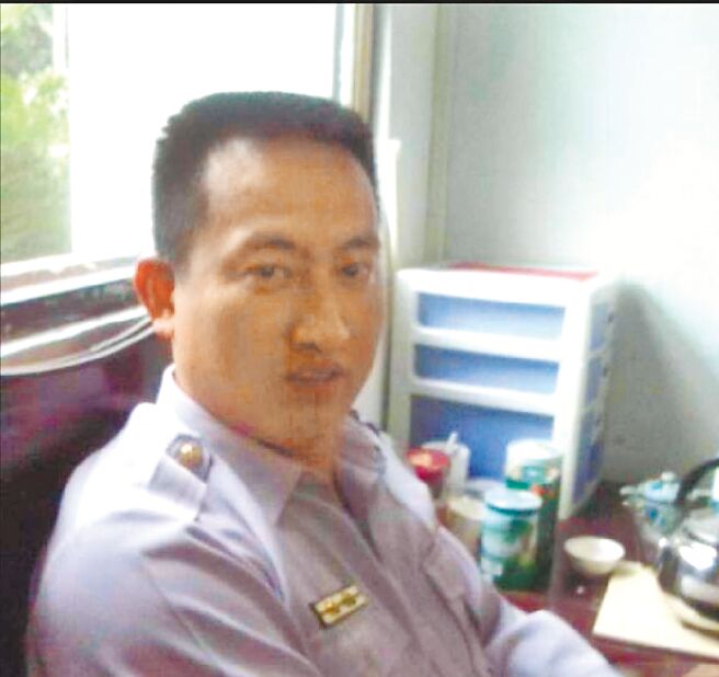 花莲县凤林警分局侦查队副队长潘自强疑涉包庇山老鼠，检调22日搜索凤林警分局侦查队与潘自强住所，带回潘男等3人。（摘自潘自强脸书）