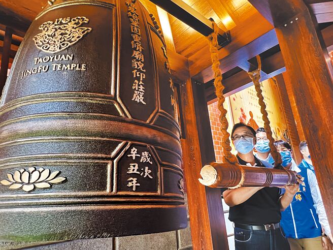 國民黨桃園市長參選人張善政22日到信仰中心「桃園大廟」景福宮參香，並敲響祈福鐘，在場議員高喊「年底選戰全壘打」，營造勝選氣勢。（蔡依珍攝）