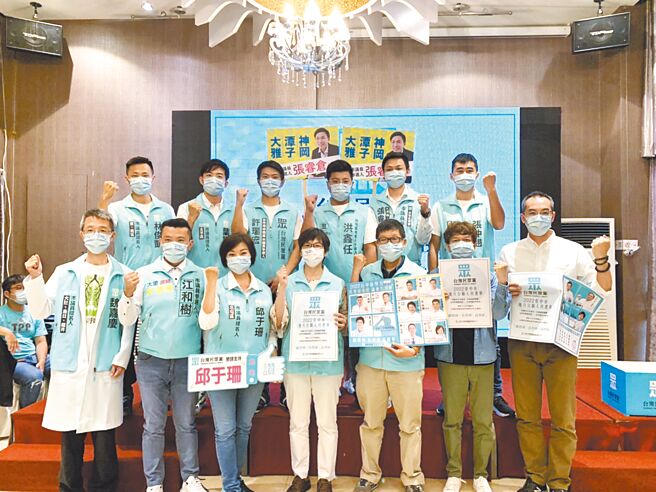 民眾黨選戰小組召集人蔡壁如（前右四）22日到台中，為黨提名的11名台中市議員參選人加油打氣。（林欣儀攝）