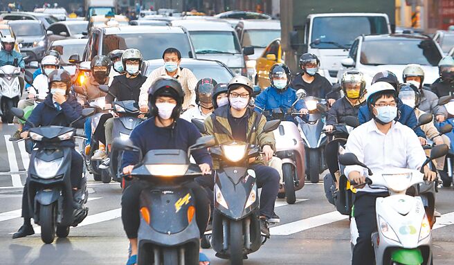 台北市议会22日三读通过「台北市净零排放管理自治条例」，成为全国首部2050净零排放地方法规，市府将待行政院核定后公布，并于公布后6个月施行。图为下班时间汽机车涌进北市各主要干道。（本报资料照片）