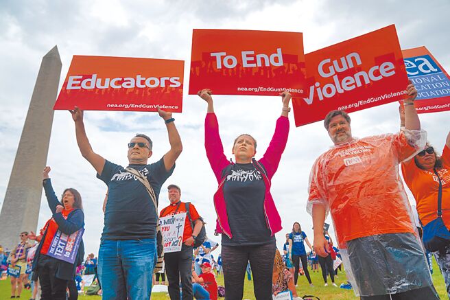 華盛頓舉行集會示威， 民眾要求政府應對槍支暴力問題，加強保護兒童生命安全。（新華社）