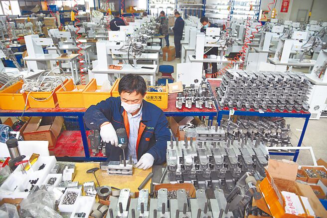 数据显示过去10年韩国对大陆投资额增长不到60％，而对美投资额却猛增近370％。图为山东青岛一家韩资企业生产防护服压条机。（新华社资料照片）