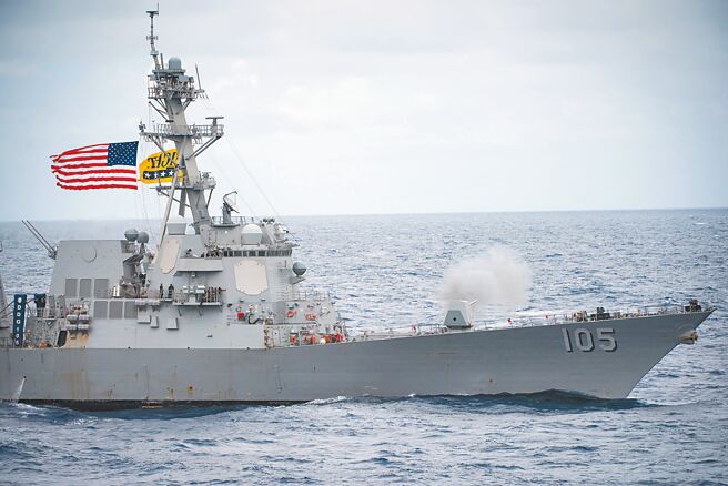 劉江永表示日本積極利用中美戰略矛盾從中漁利，企圖誘使美國捲入台海戰火。圖為美國第七艦隊伯克級神盾驅逐艦杜威號（USS Dewey DDG 105）去年10月15日通過台灣海峽。（摘自美國海軍官網）