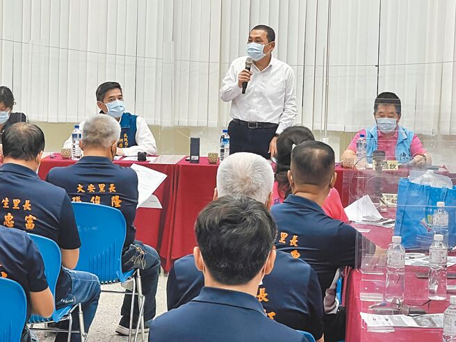 新北市长侯友宜22日至土城区公所主持行动治理座谈会，与当地里长讨论地方建设议题。（王扬杰摄）