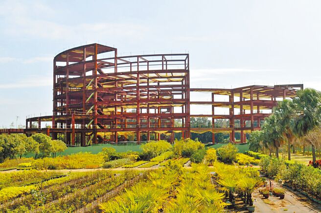 「金门绿色休閒渡假园区BOT案」停摆多年，县府昨提起诉讼要求拆除、赔偿。（李金生摄）