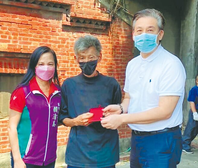 和美鎮葉家3兄弟老二感謝各界的善心。（賴清美提供／吳敏菁彰化傳真）