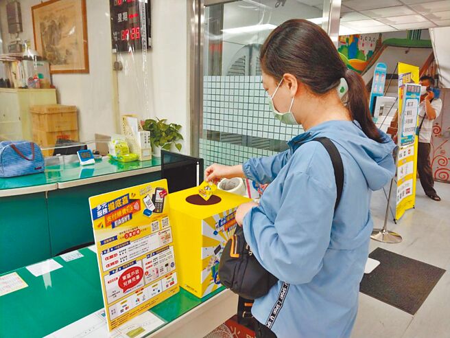 民眾到嘉義市東區戶政所使用電子支付，參加摸彩。（嘉義市政府提供／廖素慧嘉市傳真）